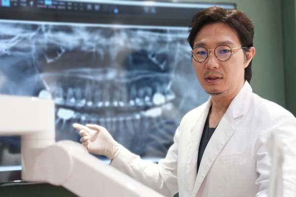 파노라마 엑스레이를 보며 설명하는 최제원 대표원장