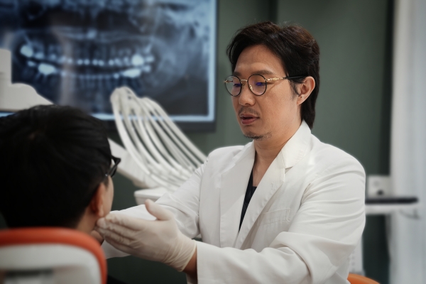 환자를 진료하는 최제원 대표원장