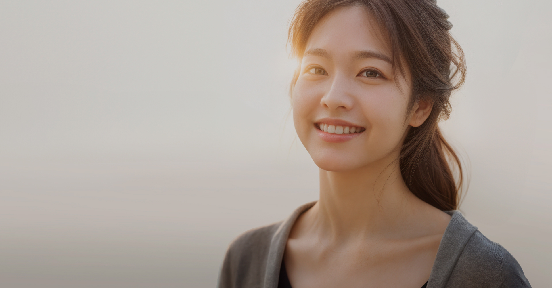 바노바기 일레븐치과 메인 - 미소짓는 여성 환자와 전문 의료진이 있는 현대적인 치과 내부